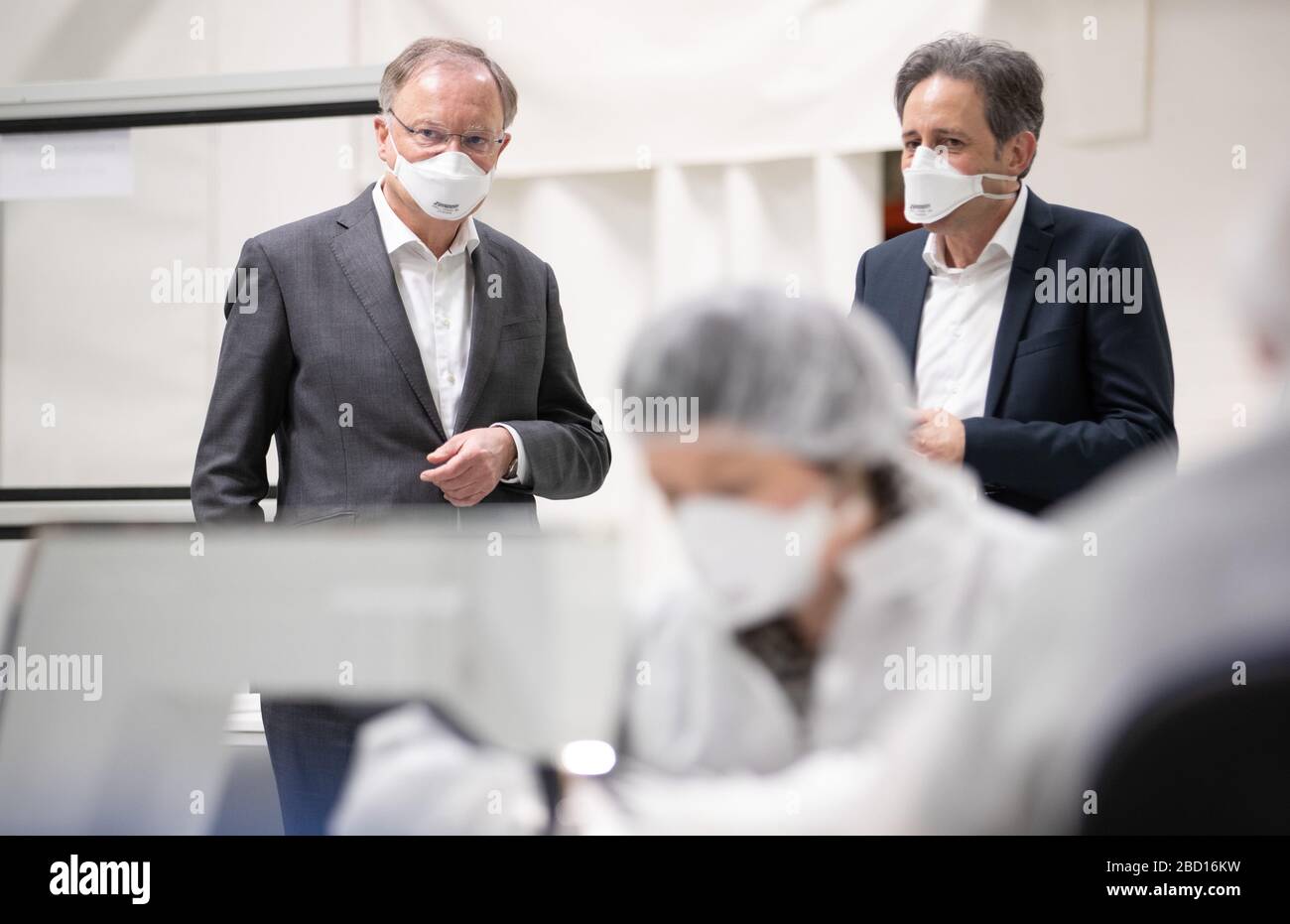 Niedersachsen, Deutschland. April 2020. Niedersachsens Ministerpräsident  Stephan weil (SPD) spricht mit Norbert Borner (r), Geschäftsführer der  Zender Deutschland GmbH, bei seinem Besuch in der Schutzmaskenfertigung.  Der Osnabrücker Textilverarbeiter ...