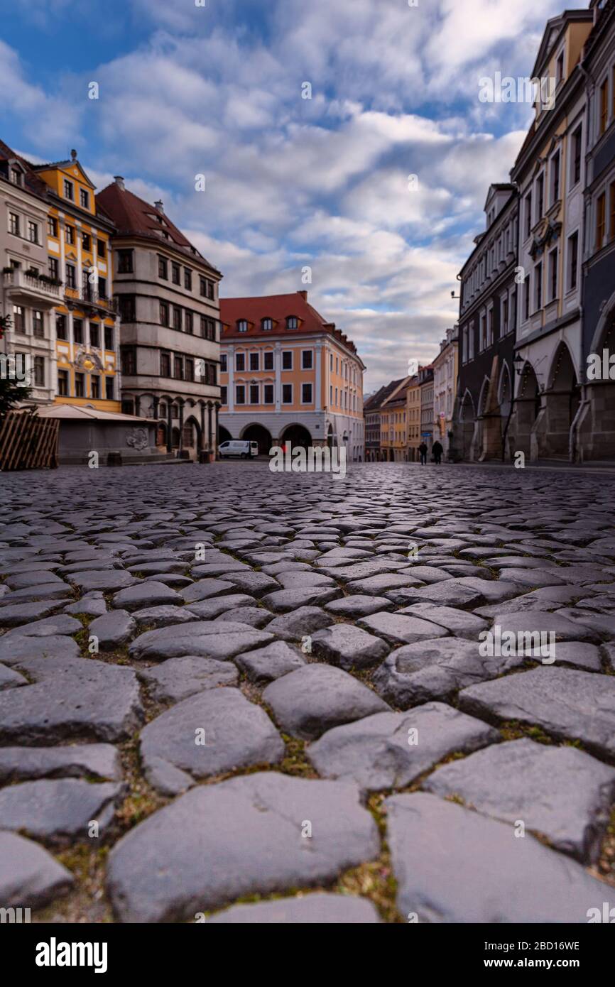 Görlitz/Deutschland - Januar 2020: Unterer Marktplatz (Ubermarkt) von Görlitz mit alten Häusern, Arkaden, Steinpflaster. Stockfoto