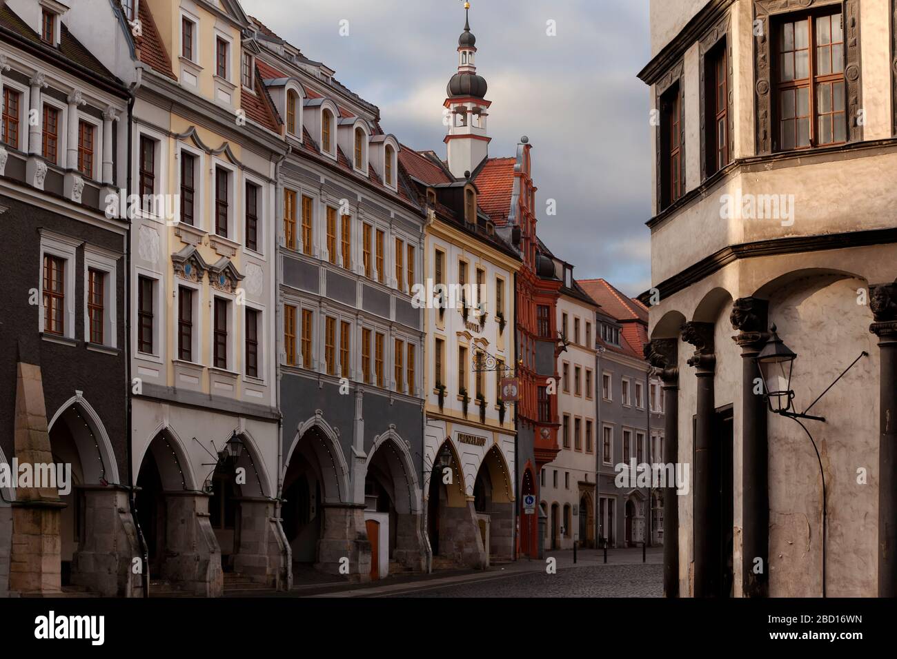 Görlitz/Deutschland - Januar 2020: Blick auf die Bruderstraße vom unteren Marktplatz. Fassaden alter Häuser: Haus des Goldenen Baumes, Frenzelhof Stockfoto
