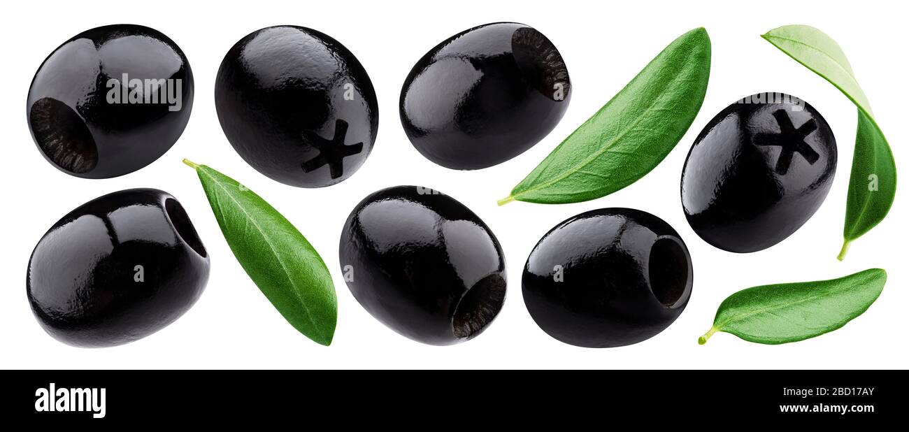 Entsteinte Oliven. Schwarze Olive isoliert auf weißem Hintergrund Stockfoto