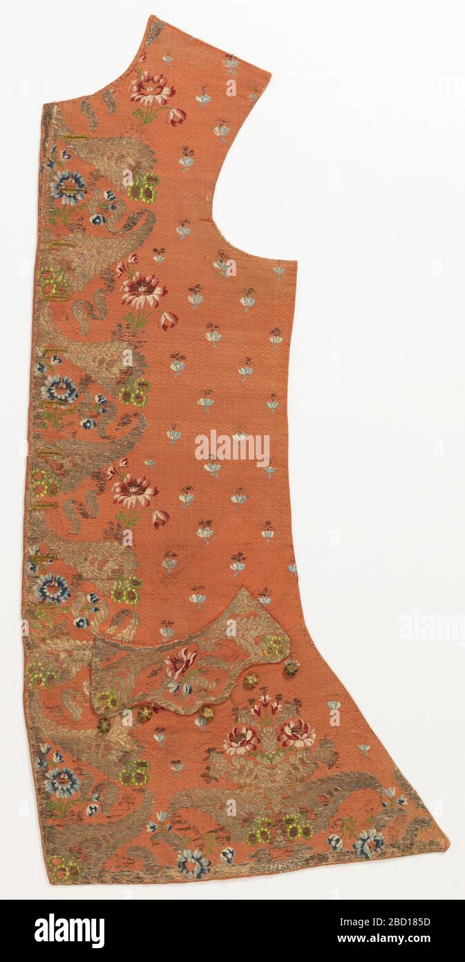 Weste Fronten. Zwei Weste mit korallenfarbigem Fundament mit kleinem, durchgeztem Blumenmuster. Ornamentiert an den mittleren Vorder- und Unterkanten und Taschen mit goldmetallischen Cornucopien und Sprays aus polychromen Seidenblumen. In sieben Farben Seide und drei verschiedenen Metallgarnen. Weste Fronten Stockfoto
