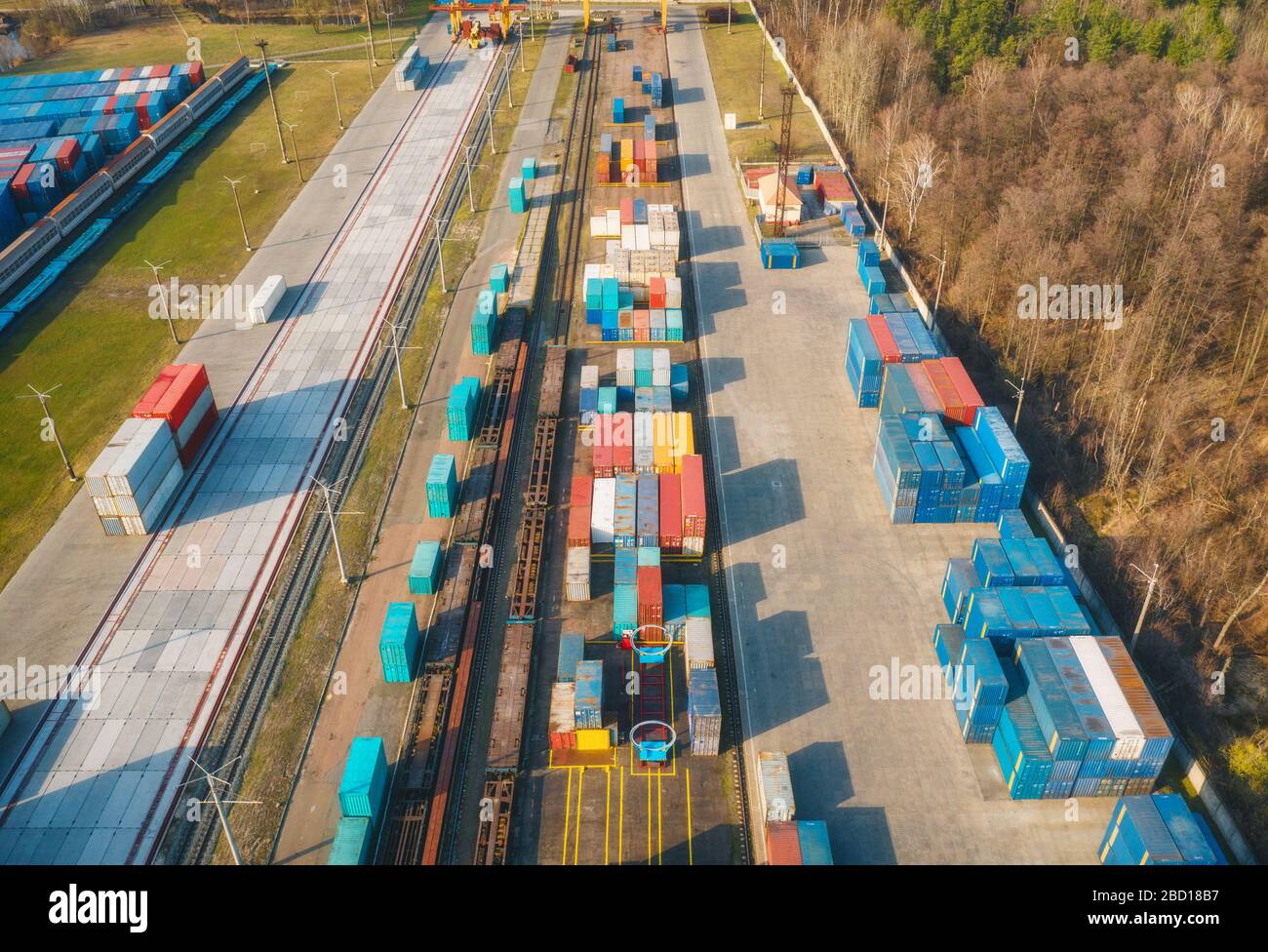 Luftansicht des Containerladens und -Entladens bei Sonnenuntergang Stockfoto