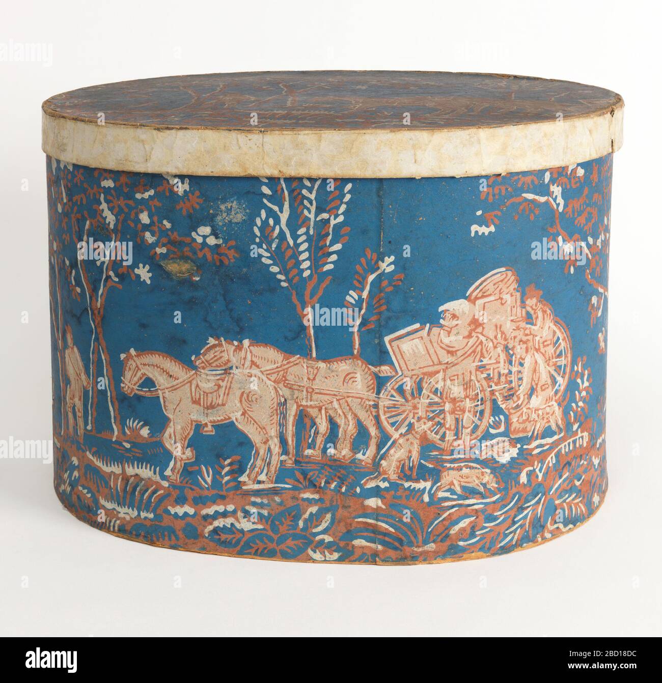 Bandbox. Forschung im ProgressBlue Field, roten und weißen Bäumen, mit Figuren, die über einen Wagen gruppiert sind. Bandbox Stockfoto