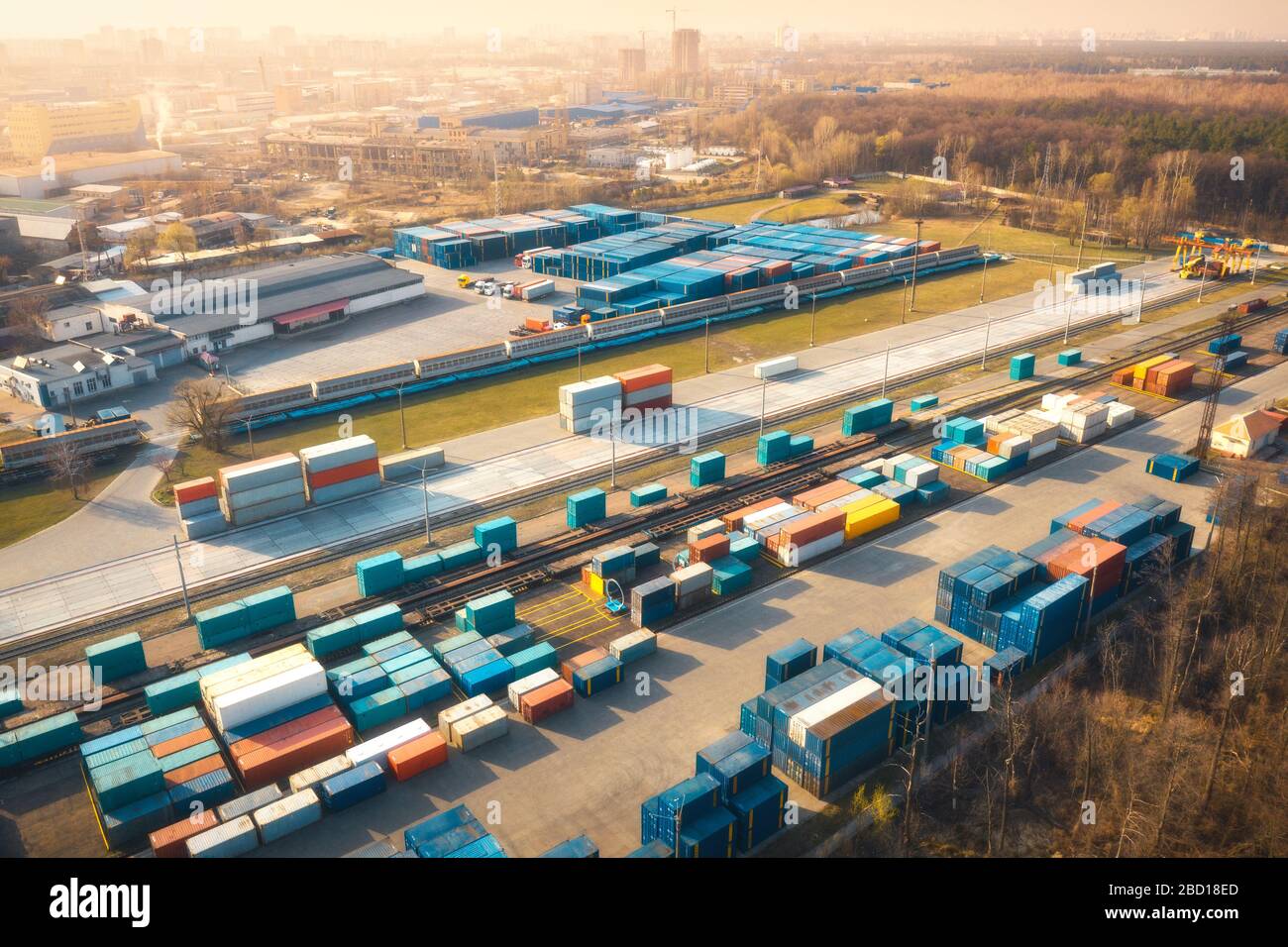 Luftansicht des Containerladens und -Entladens bei Sonnenuntergang Stockfoto