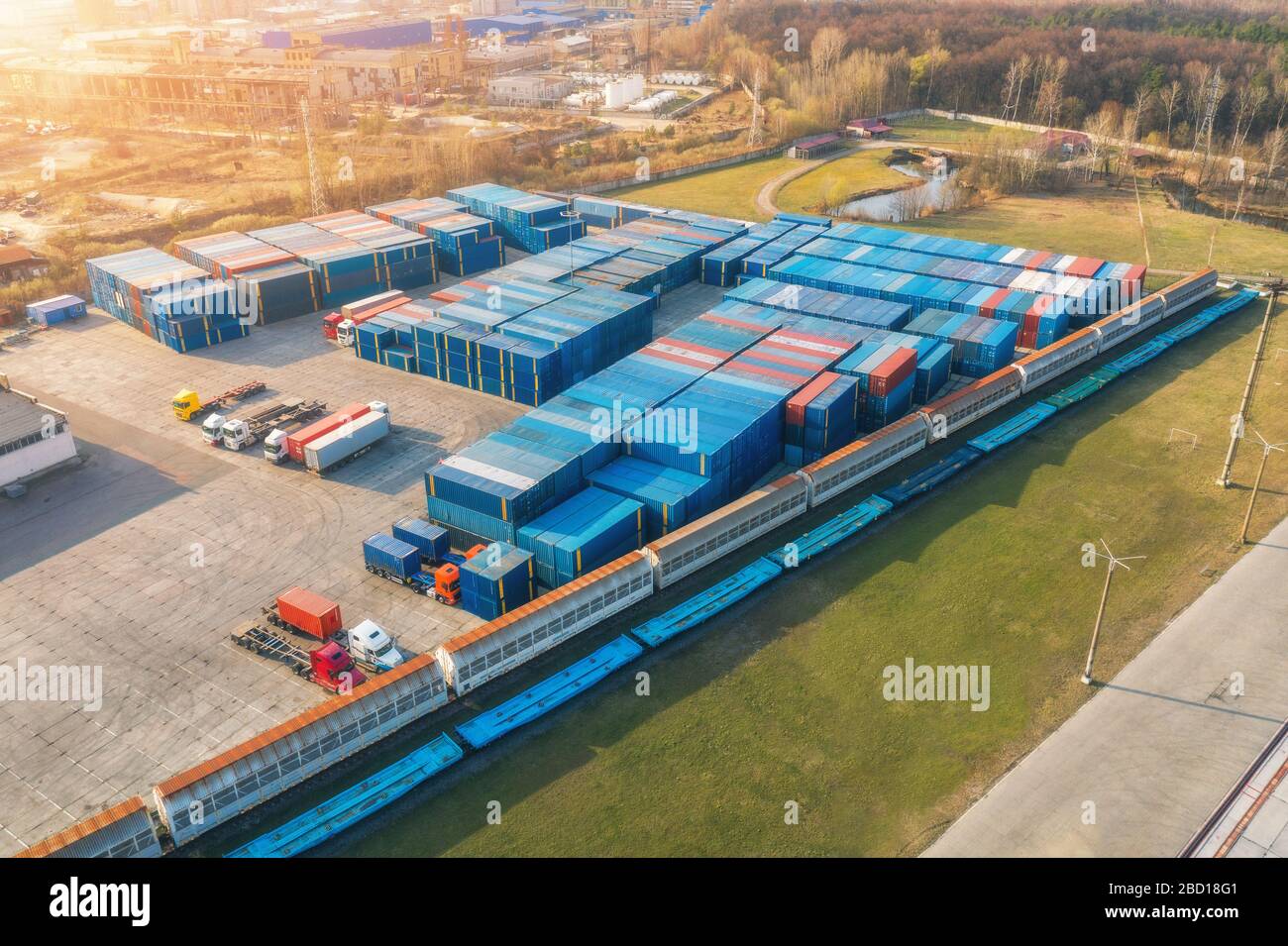 Luftansicht des Containerladens und -Entladens bei Sonnenuntergang Stockfoto