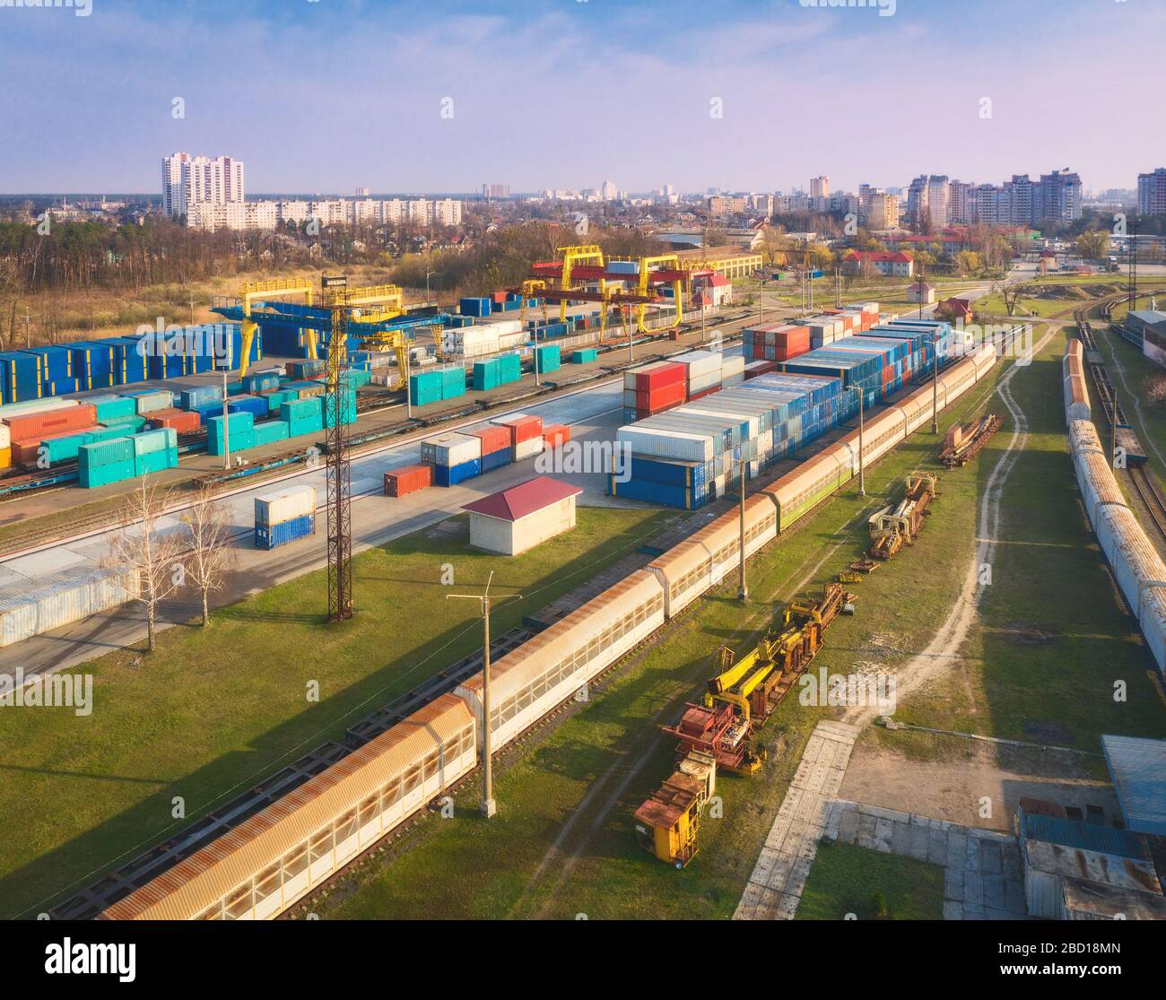 Luftansicht des Containerladens und -Entladens bei Sonnenuntergang Stockfoto