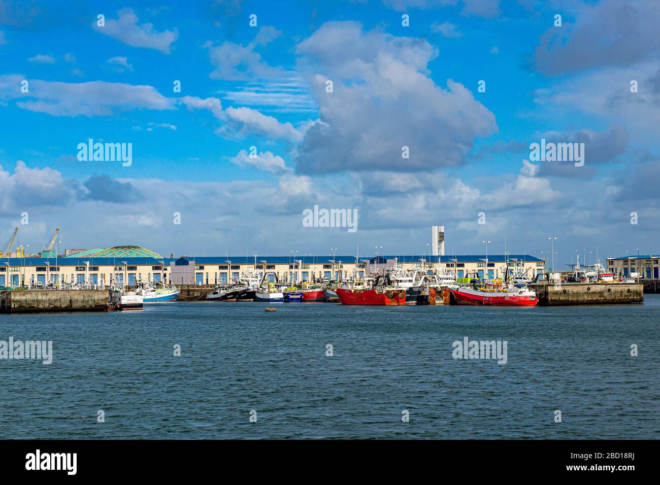 Horizontale Fotografie des Hafens von coruña, wo wir die bunten Fischerboote warten, um zur Arbeit zu gehen, sehen wir auch die maritime Kontrollturm Stockfoto