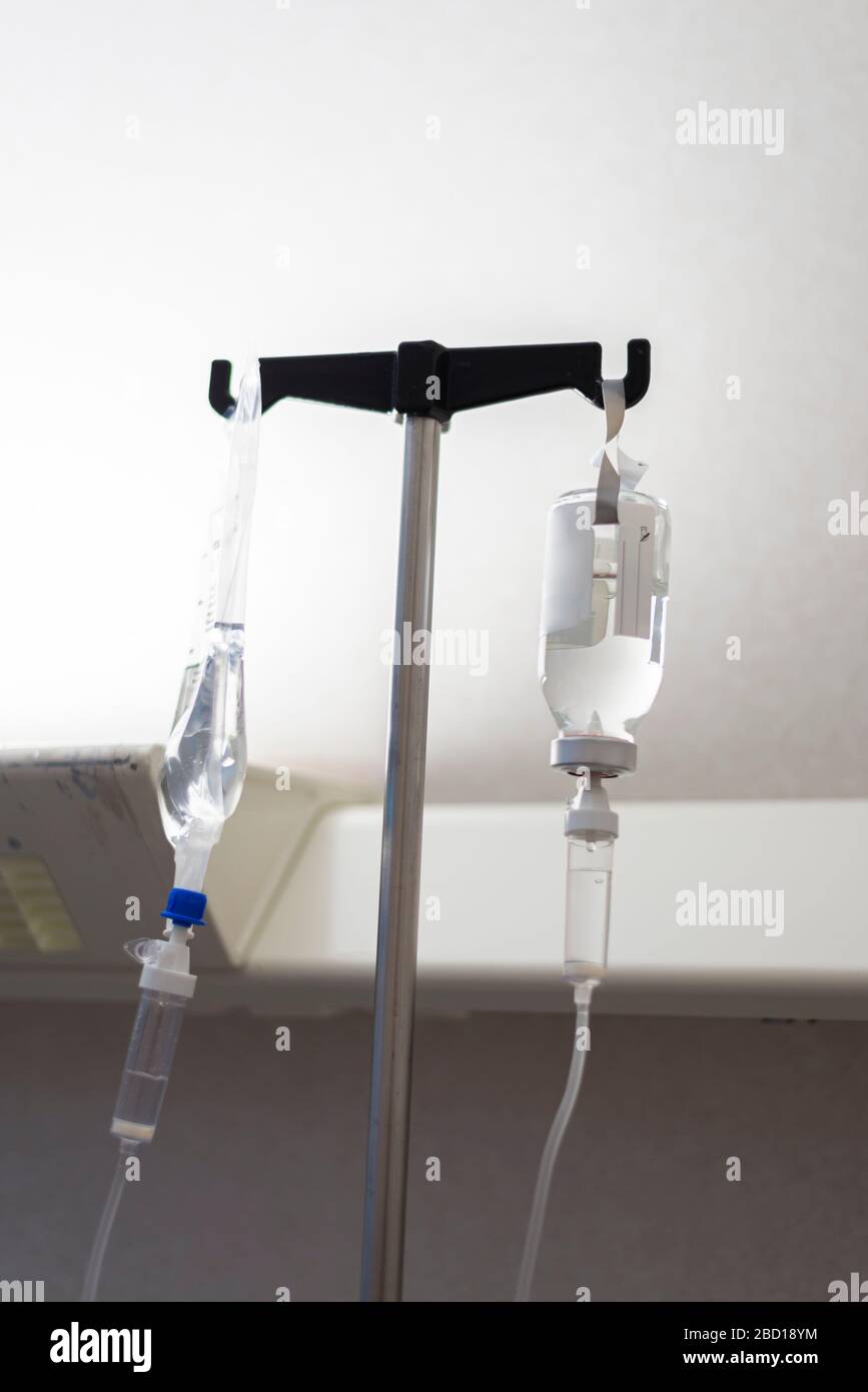 Dunkles Bild einer Infusionstüte in einem Krankenhausraum. Stockfoto