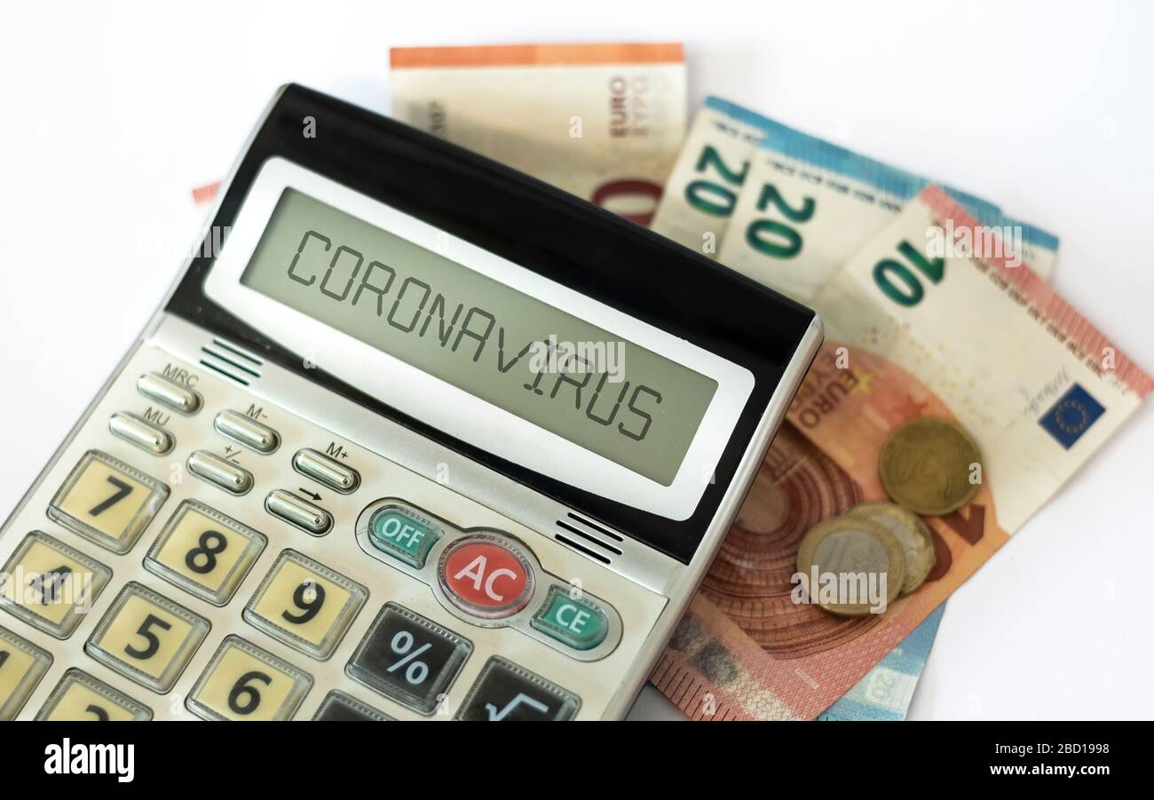 Coronavirus Epidemie und ihre finanziellen Folgen. Ein Taschenrechner mit dem Wort CORONAVIRUS Nahaufnahme und Euro-Banknoten und -Münzen auf weißem Hintergrund Stockfoto