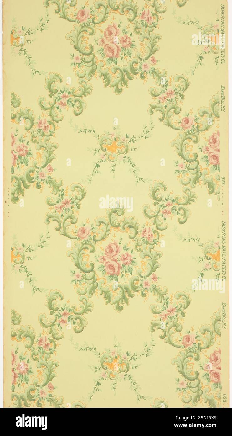Deckenpapier. Forschung im ProgressTreillage-Muster mit pinkfarbenen und grünen Blumenvining, mit Blumensträußen und Blattblättchen. Der Boden ist hellgrün und gitterartig geprägt. Gedruckt in Pinks, Grüns und Goldmica.gedruckt in Selvedge: 'Imperial Wallpaper Co. Sandy Hill. N. Y. 992' Deckenpapier Stockfoto