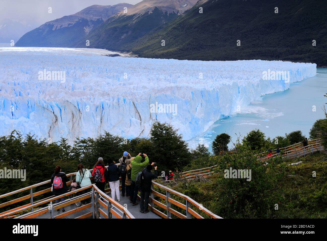 Touristen am Perito Moreno Glacier, Los Glaciares National Park, Provinz Santa Cruz, Argentinien Stockfoto