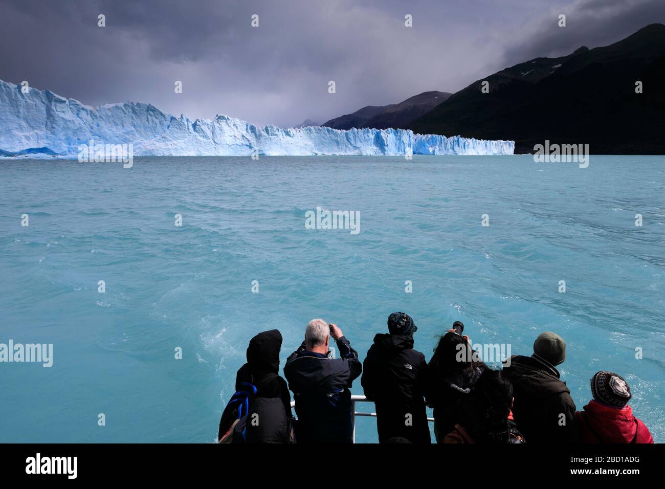 Touristen auf einer Bootsfahrt am Perito Moreno Gletscher, Los Glaciares Nationalpark, Provinz Santa Cruz, Argentinien Stockfoto