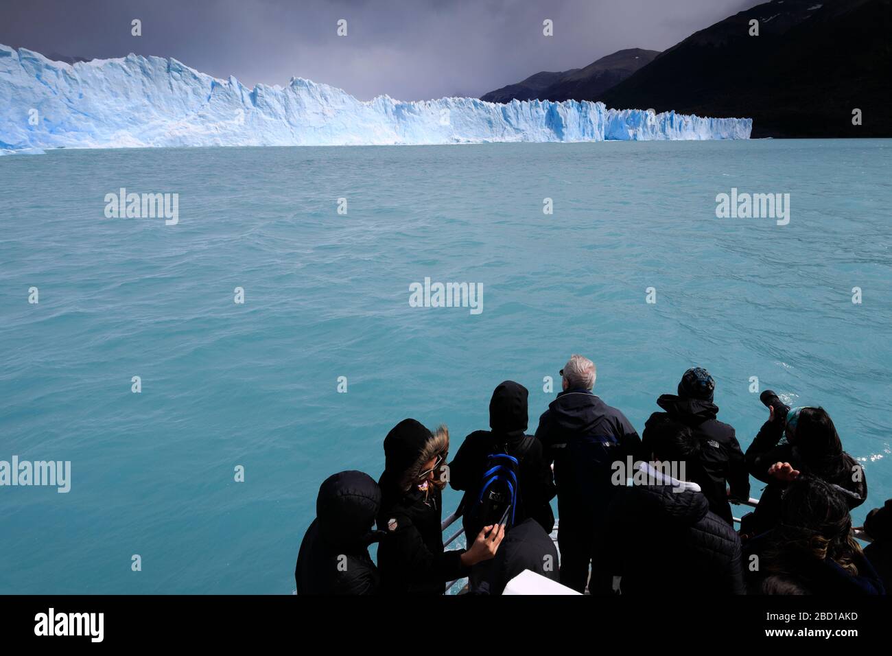 Touristen auf einer Bootsfahrt am Perito Moreno Gletscher, Los Glaciares Nationalpark, Provinz Santa Cruz, Argentinien Stockfoto