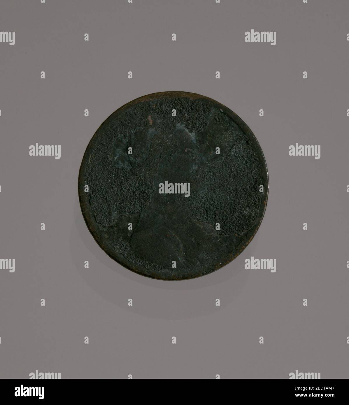 Aufruhr auf den Penny während des Tulsa-Rennreits von 1921. Ein scharroter Cent aus dem Tulsa-Aufruhr im Jahr 1921. Der Penny ist schwarz. Die Prägung auf der Vorderseite des Pfennigs ist nicht mehr sichtbar. Die Rückseite der Münze wird geschmolzen, wobei nur die Worte "EINS / CENT / VEREINT" sichtbar sind. Aufruhr auf den Penny während des Tulsa-Rennreits von 1921 Stockfoto