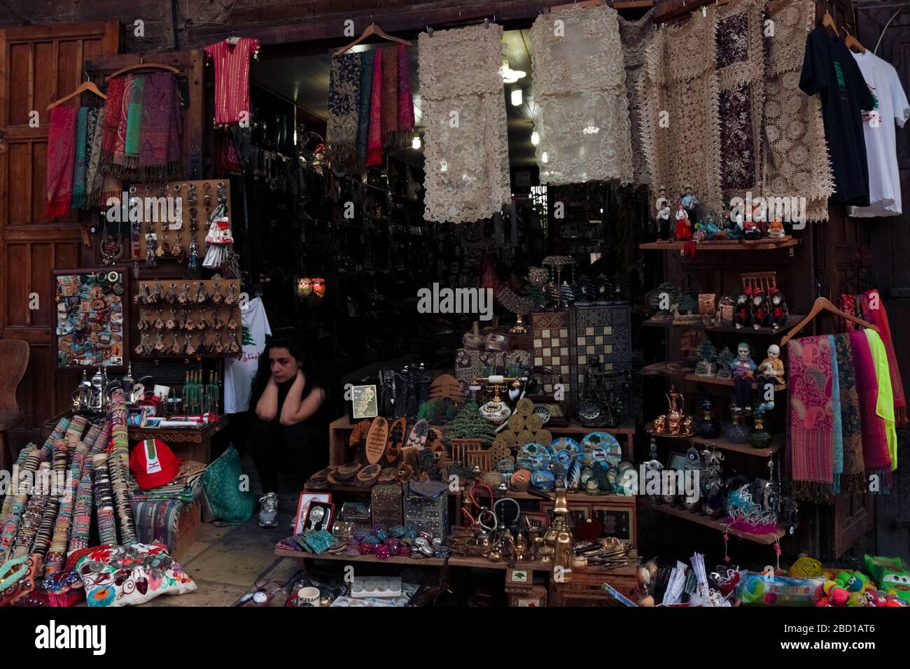 Byblos, Libanon - 12. Mai 2017: Kauffrau in Casual Wear sitzt auf der Suche nach Kunden in ihrem Geschäft auf dem lokalen Markt. Stockfoto