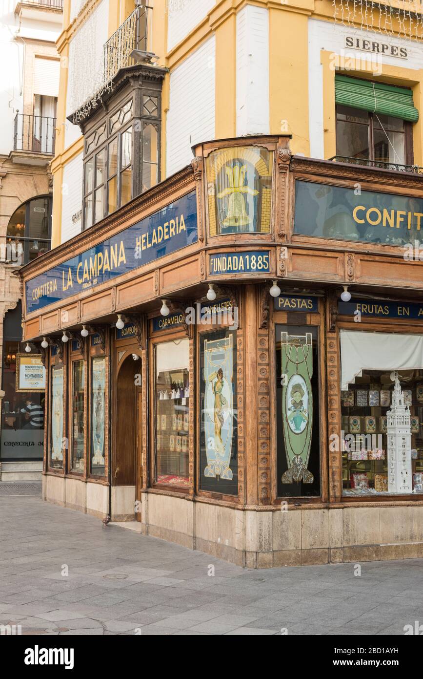 Die Confiteria La Campana und Heladeria, einem traditionellen süßen und Konditorei in der Altstadt von Sevilla Spanien mit einem reich verzierten shop Fenster und Fassade. Stockfoto