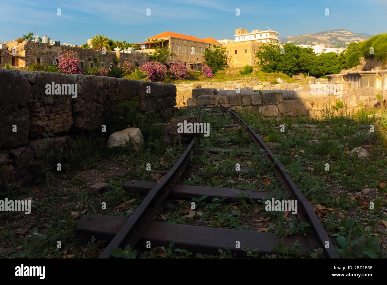 Byblos, Libanon - 12. Mai 2017: Archäologische Ruinen römischer Strukturen und verbotene alte Eisenbahnstraße. Stockfoto