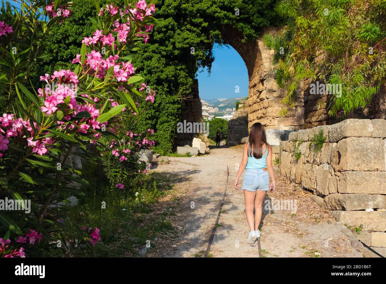 Byblos, Libanon - 12. Mai 2017: Unbekannte Touristendame in Casual Wear beim Betreten des Kreuzritterschlosses in Byblos, Libanon. Stockfoto