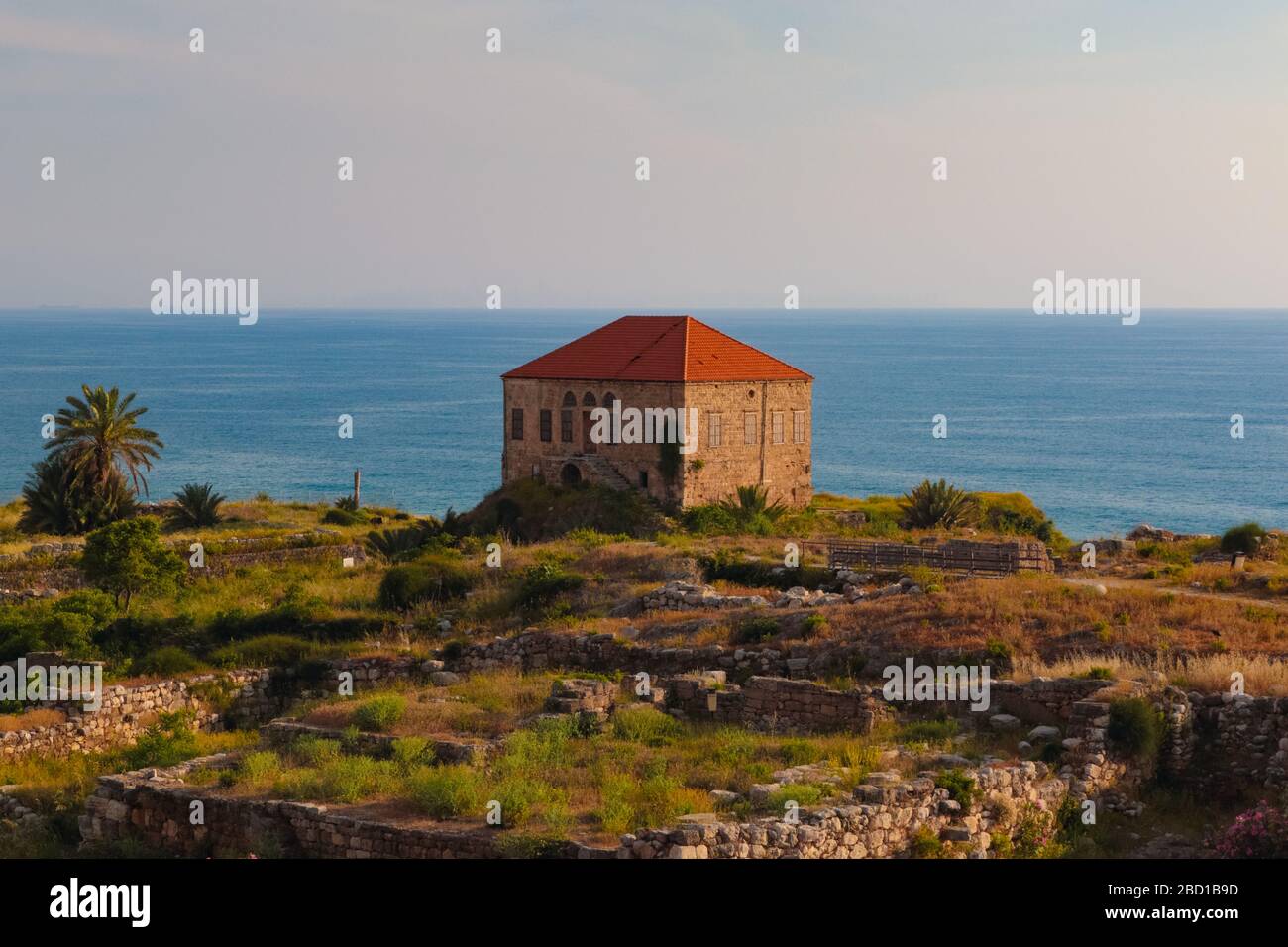 Blick auf den schönen Schlossgarten und die Küste bei Byblos, Libanon. Stockfoto