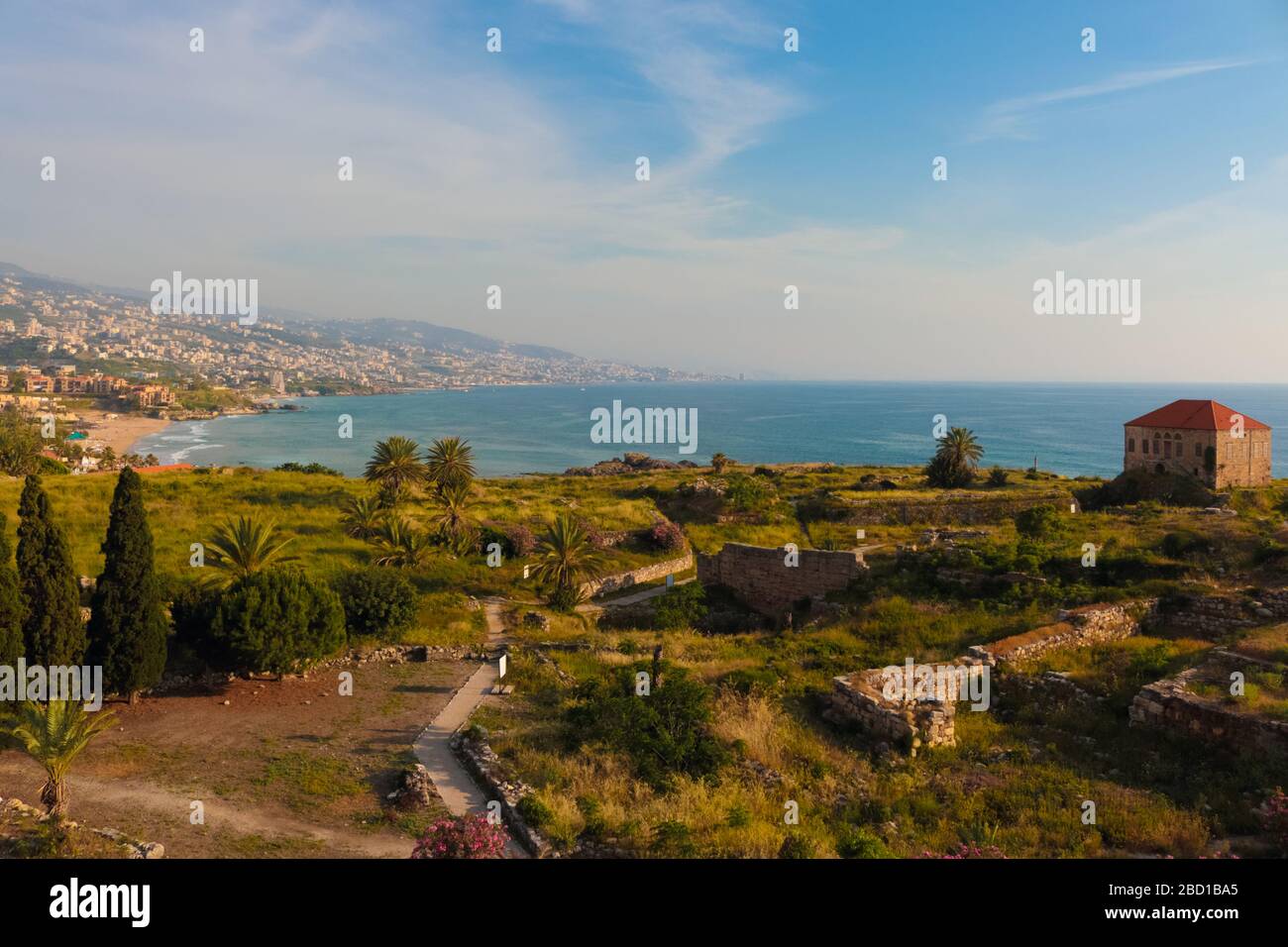 Byblos, Libanon - 12. Mai 2017: Blick auf den schönen Schlossgarten und die Küste. Stockfoto