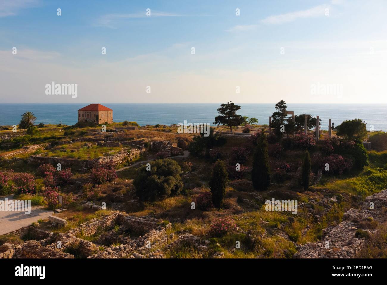 Blick auf den schönen Schlossgarten und die Küste bei Byblos, Libanon. Stockfoto