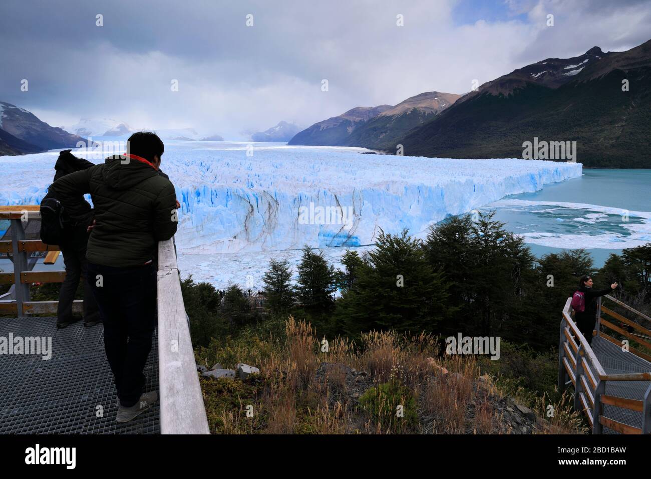 Touristen am Perito Moreno Glacier, Los Glaciares National Park, Provinz Santa Cruz, Argentinien Stockfoto