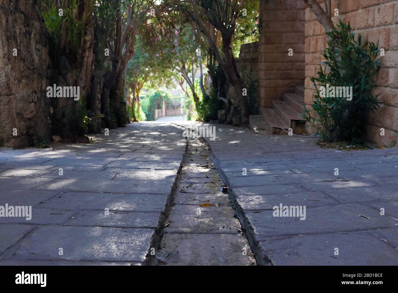 Mittelalterlicher Kanalisationsskanal in der Mitte der alten Straße bei Byblos, Libanon. Stockfoto