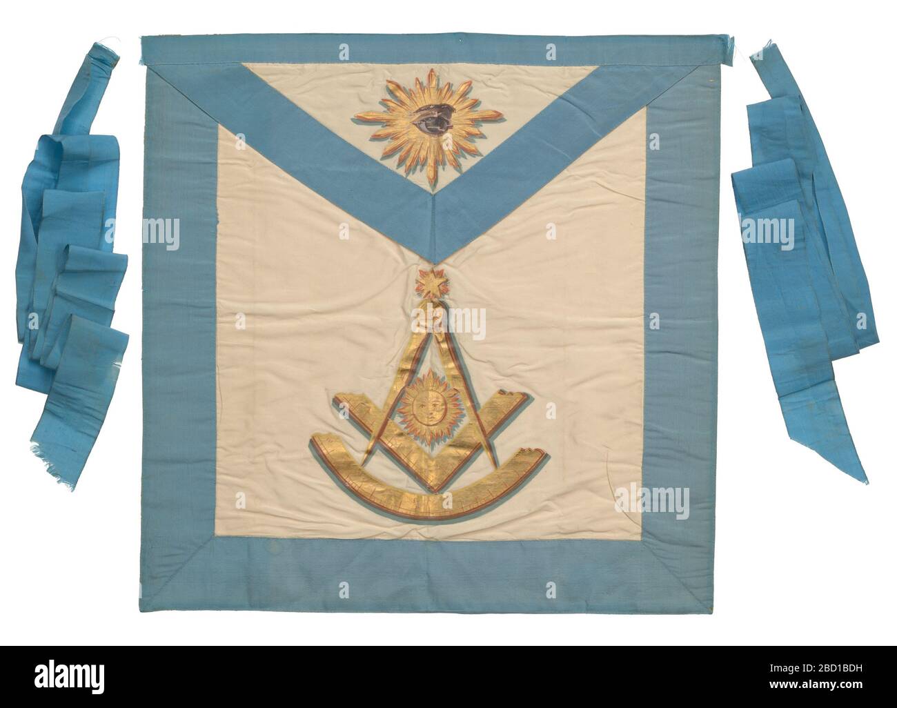 Masonic Schürze von der Prince Hall Grand Lodge in Massachusetts. Eine Masonic Schürze von der Prince Hall Grand Lodge in Massachusetts. Die Schürze besteht aus einem Vorderteil (2013.71.1A) und zwei Krawatten (2013.71.1bc). Die Vorderseite der Schürze ist wahrscheinlich Seide und besteht aus zwei am oberen Rand zusammengenähten Teilen. Masonic Schürze von der Prince Hall Grand Lodge in Massachusetts Stockfoto