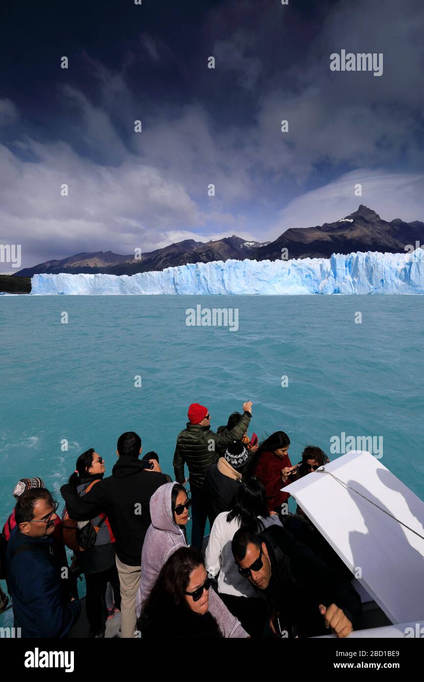 Touristen auf einer Bootsfahrt am Perito Moreno Gletscher, Los Glaciares Nationalpark, Provinz Santa Cruz, Argentinien Stockfoto