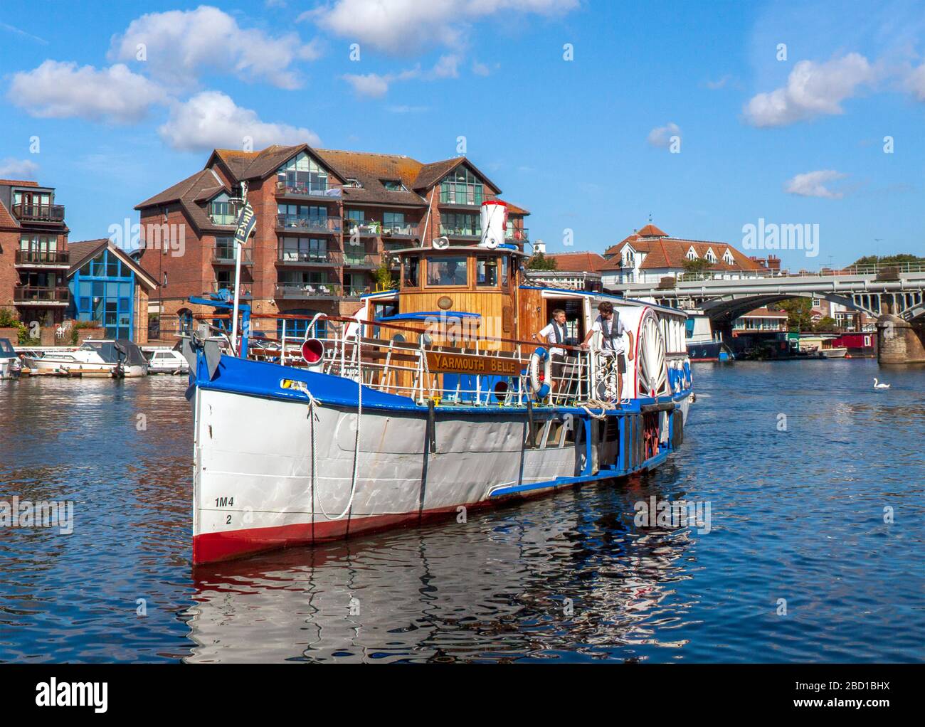Die Yarmouth Belle nähert sich Turk's Wharf, Kingston upon Thames, England. Typisch für die Boote, die Passagiere auf der Themse befliegen. Stockfoto