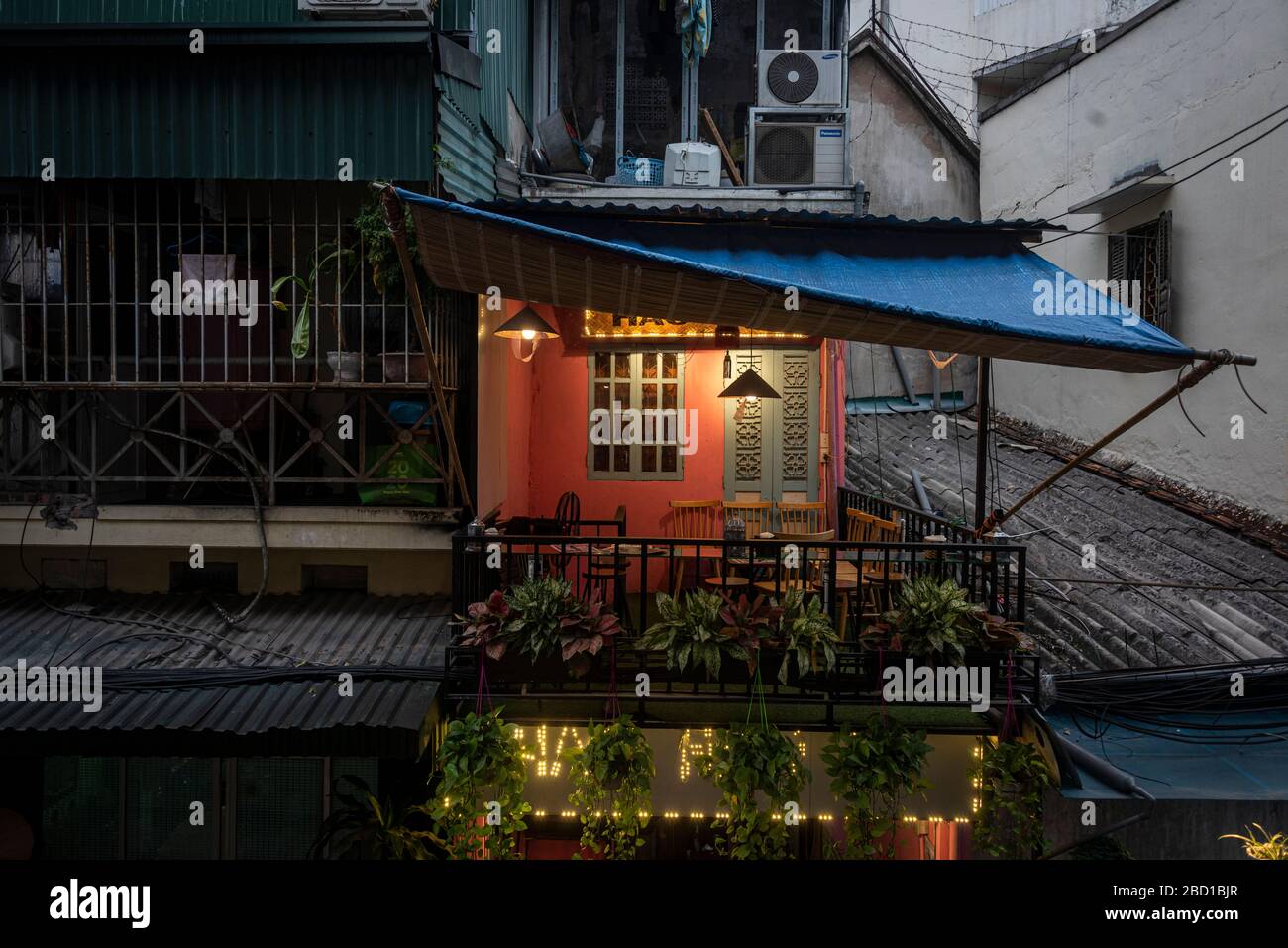Balkon einer Bar mit Blick auf die Train Street, Hanoi, Vietnam. Stockfoto