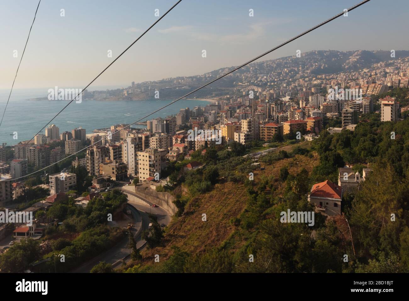 Jounieh, Libanon - 13. Mai 2017: Blick auf moderne Gebäude, Küste und Stadtbild von Jounieh im Libanon. Stockfoto