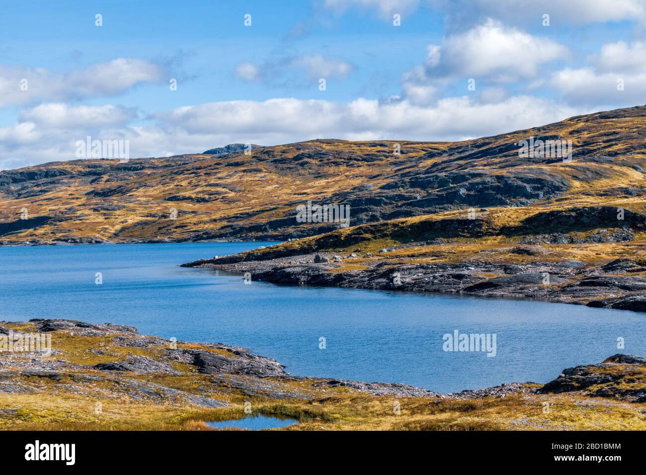 Norwegens hohe Berge See an sonnigen Tag Landschaft. Wilde Naturreise, blauer Himmel, helle Farben. Wandern skandinavische Landschaft Stockfoto