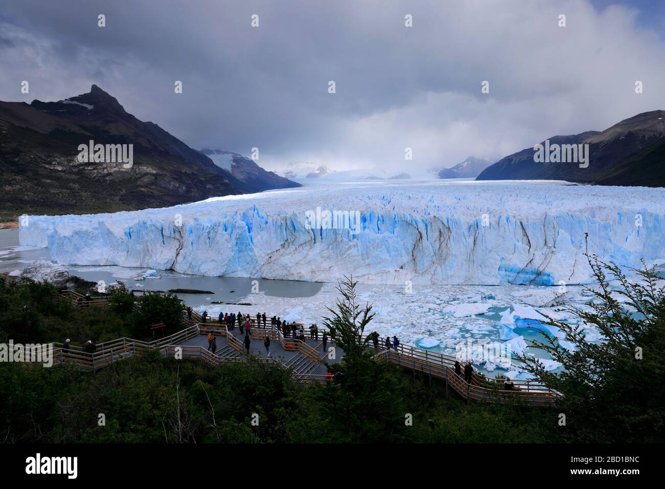 Touristen am Perito Moreno Glacier, Los Glaciares National Park, Provinz Santa Cruz, Argentinien Stockfoto