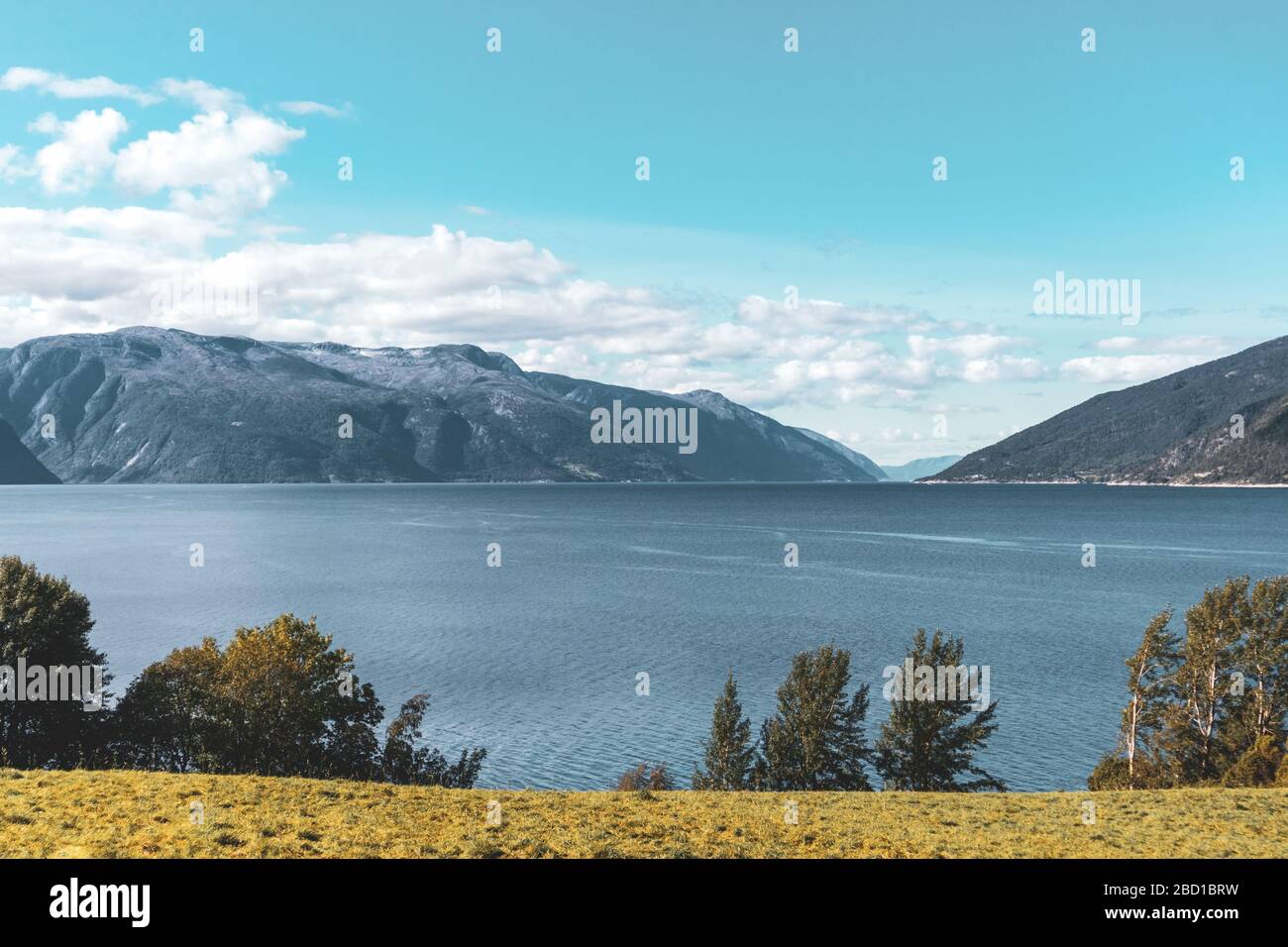 Sognefjord Küste breit klare Farbe abgestufte blaue Ansicht, Norwegen größten Fjord. Schöne Bucht, Luft Sommer Landschaft. Reisen Sie natürliche Ziele Stockfoto