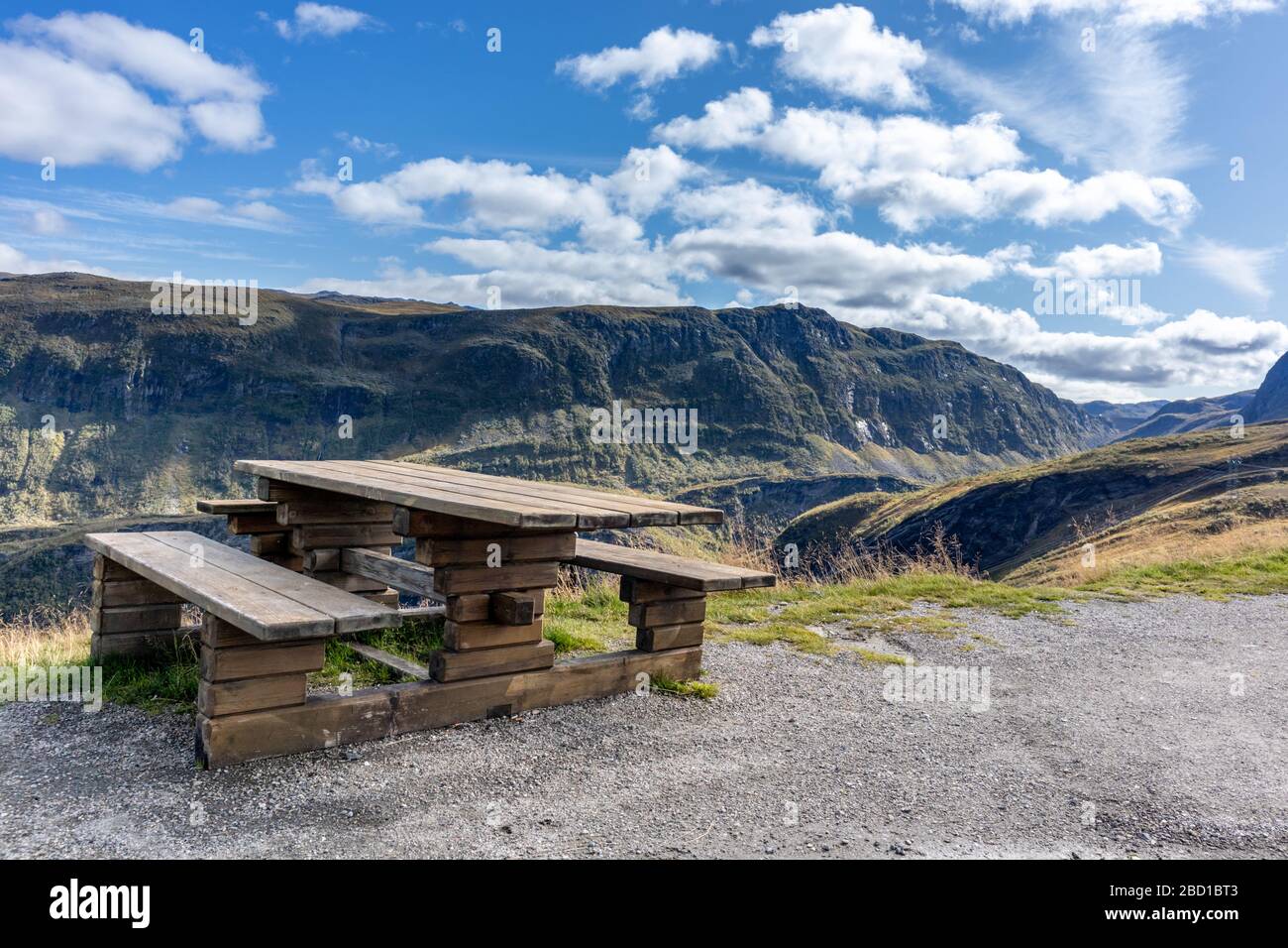 Holzbank, norwegische Berge Rest Aussichtspunkt. Reisen sie skandinavischen Naturpark. Blick auf das Tal von Rastplatz in der Nähe der Fahrstraße Stockfoto