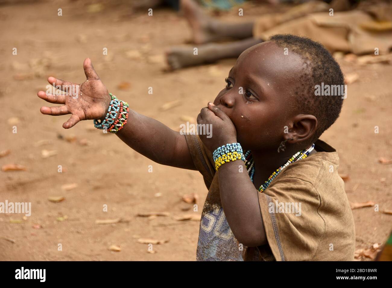 Afrika, Tansania, Lake Eyasi, junges männliches Hadza-Kind. Hadza, oder Hadzabe, sind eine indigene Ethnie im nordzentralen Tansania, die um den See lebt Stockfoto