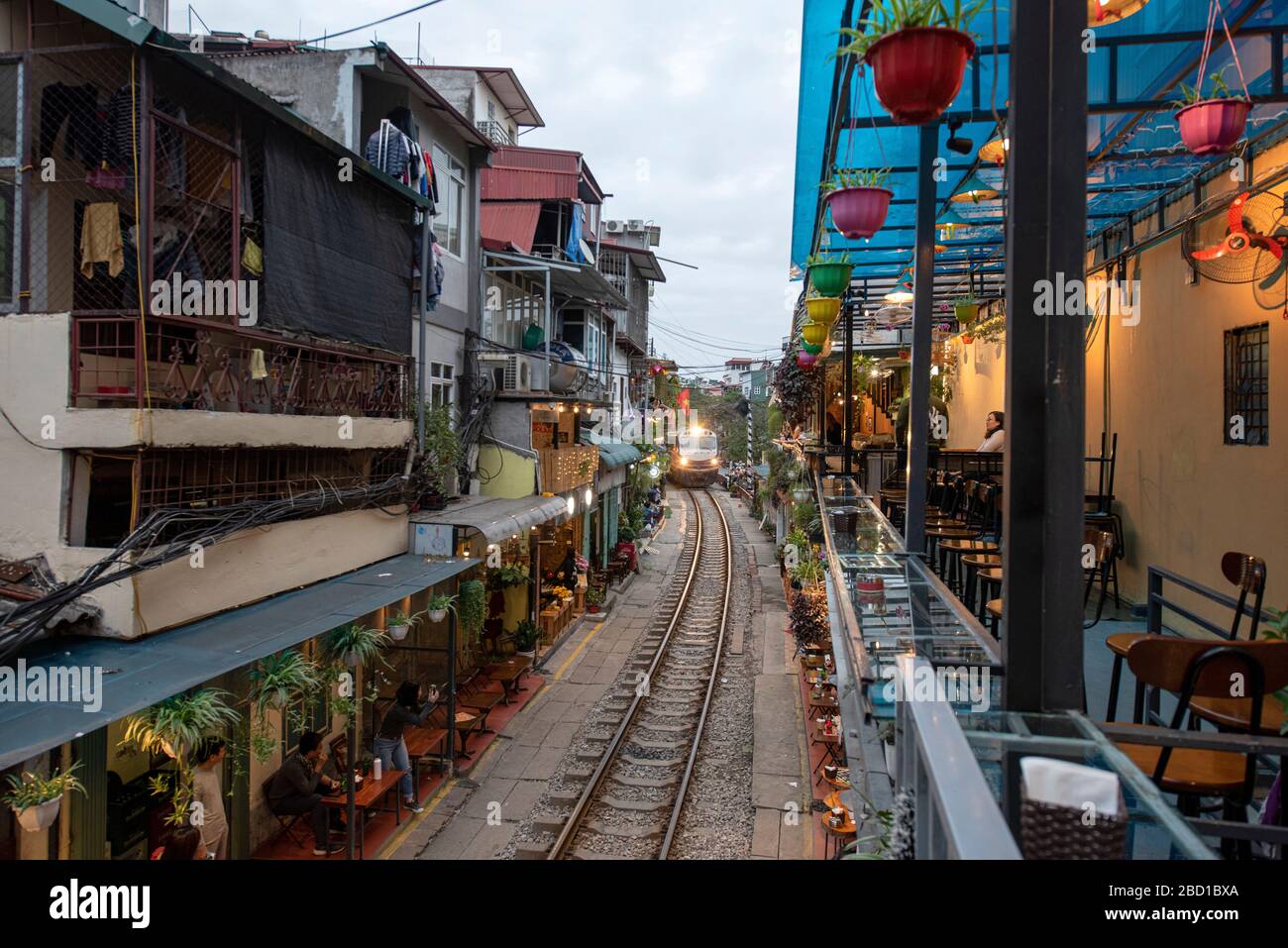 Ein Zug fährt entlang der Train Street in Hanoi Vietnam. Stockfoto