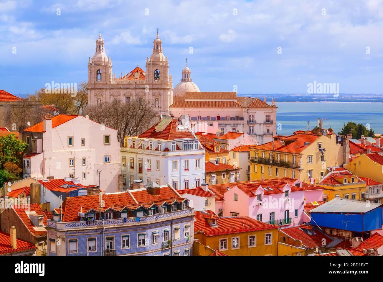 Lissabon, Portugal Panoramablick Luftaufnahme mit bunten Häusern und Estrela Basilica Türme der Kathedrale Stockfoto