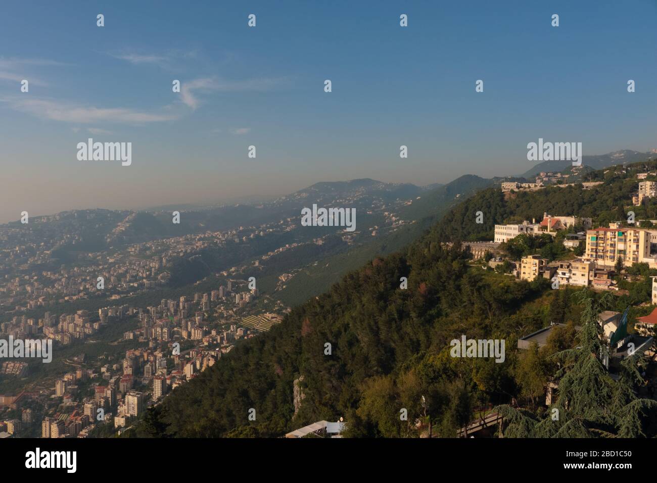 Blick auf die Berge und die Stadtlandschaft von Jounieh im Libanon. Stockfoto