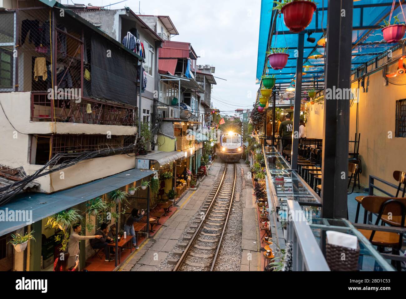 Ein Zug fährt durch Train St Hanoi, Vietnam. Stockfoto