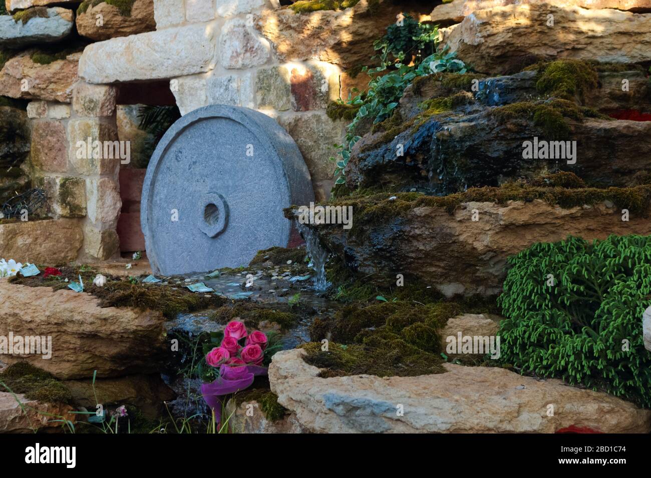 Heiliges Wasser in den Räumlichkeiten der Kathedrale von Harissa in Jounieh, Libanon. Stockfoto