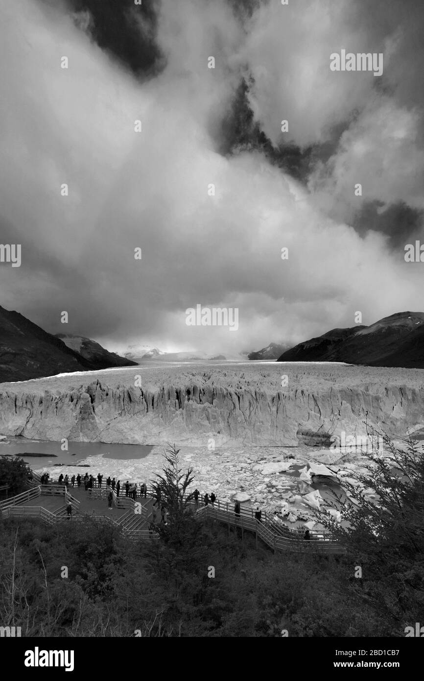 Touristen am Perito Moreno Glacier, Los Glaciares National Park, Provinz Santa Cruz, Argentinien Stockfoto