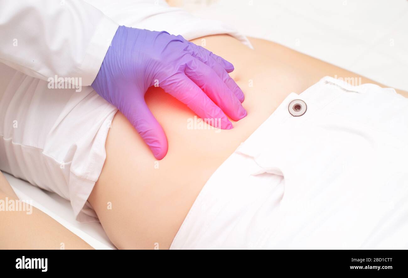 Der Arzt Untersucht Den Magen Des Madchen Patienten Auf Das Vorhandensein Einer Appendizitis Das Konzept Der Bauchschmerzen Auf Der Rechten Seite Peritonitis Su Stockfotografie Alamy