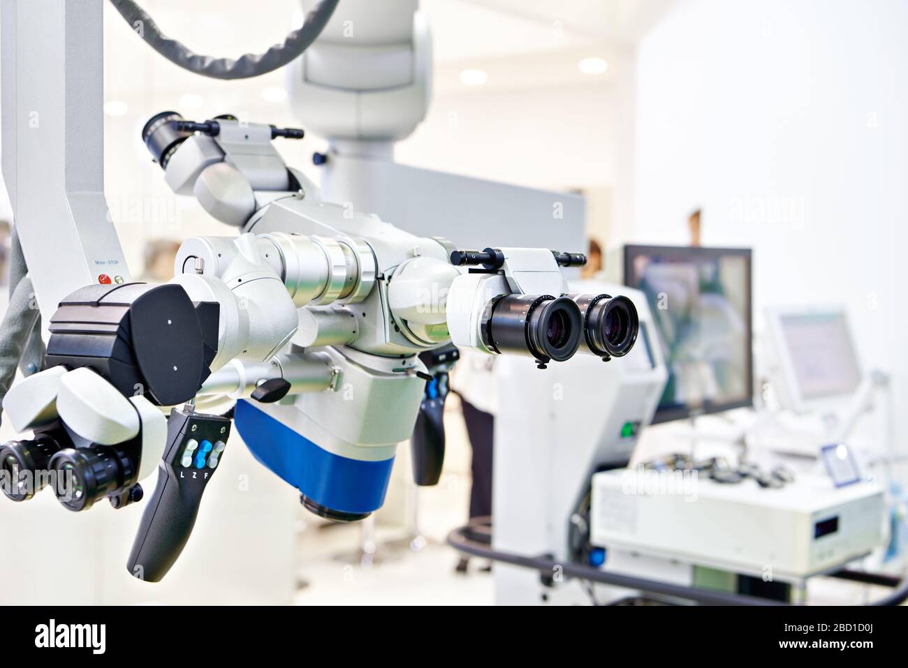Chirurgisches Mikroskop mit Assistent Stockfoto