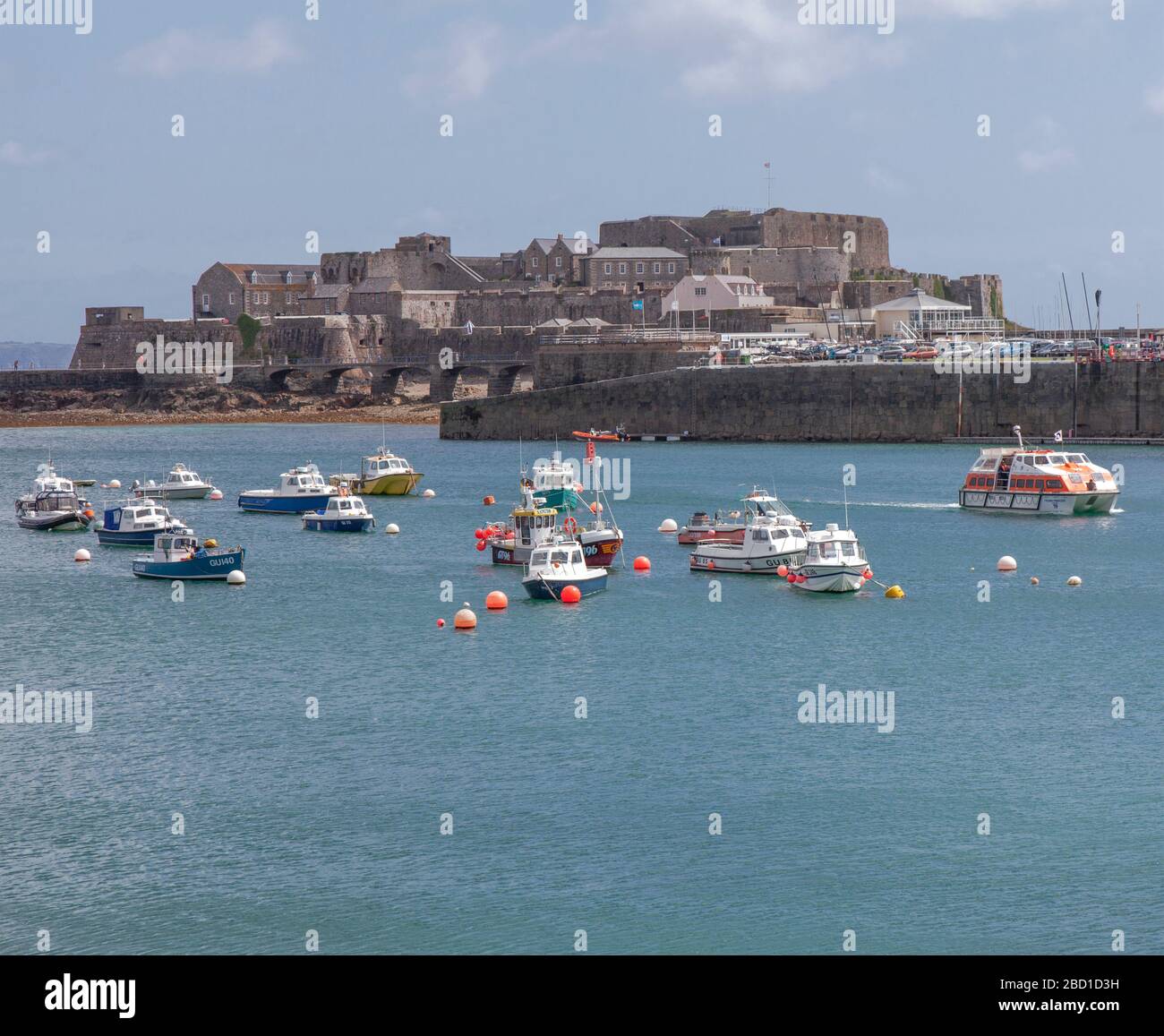 Als erste Burg zwischen 1206 und 1256 befestigt, ist St. Peter Port's Castle Cornet eine große Inselburg in Guernsey. Stockfoto