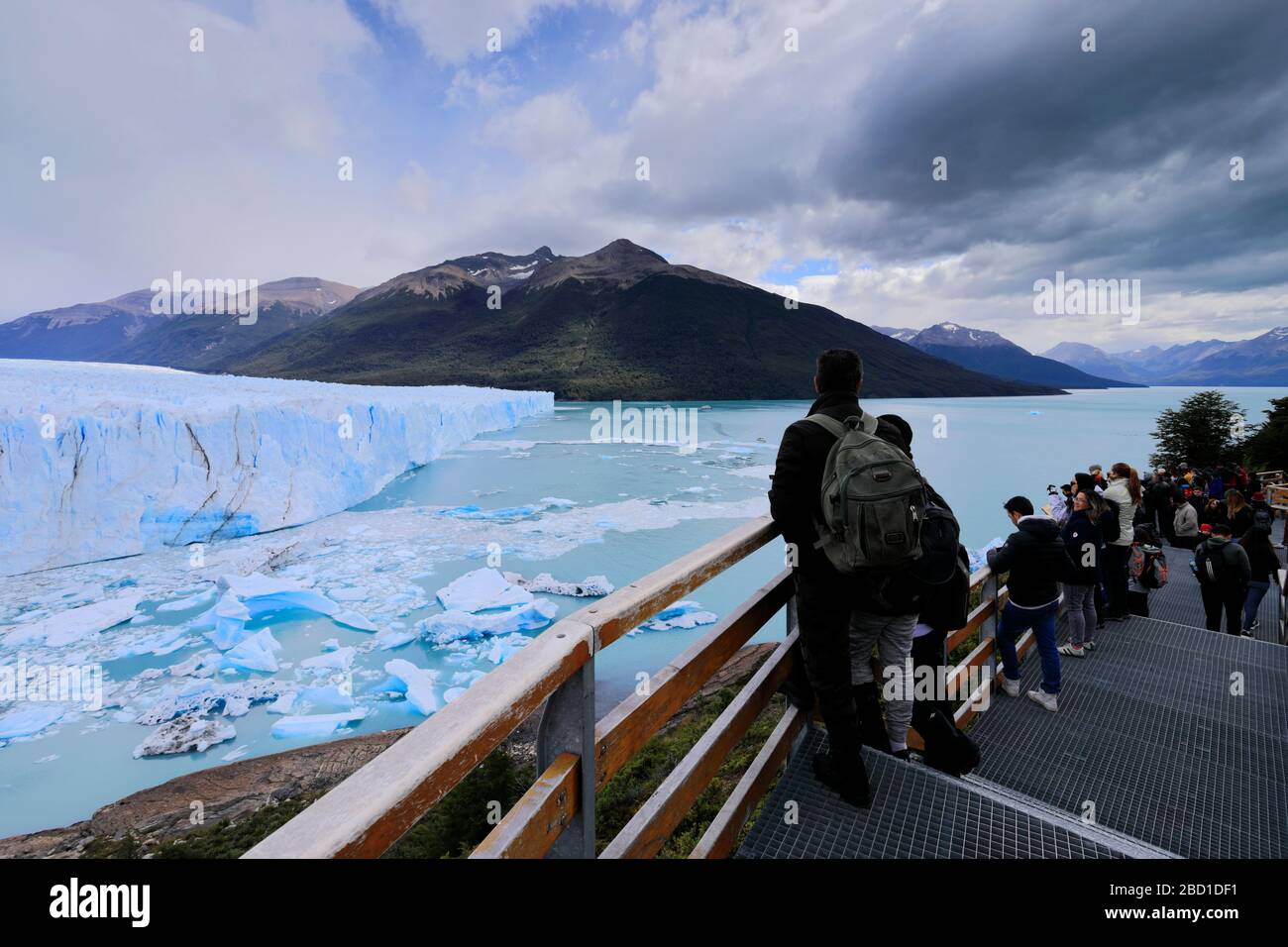 Touristen am Perito Moreno Glacier, Los Glaciares National Park, Provinz Santa Cruz, Argentinien Stockfoto