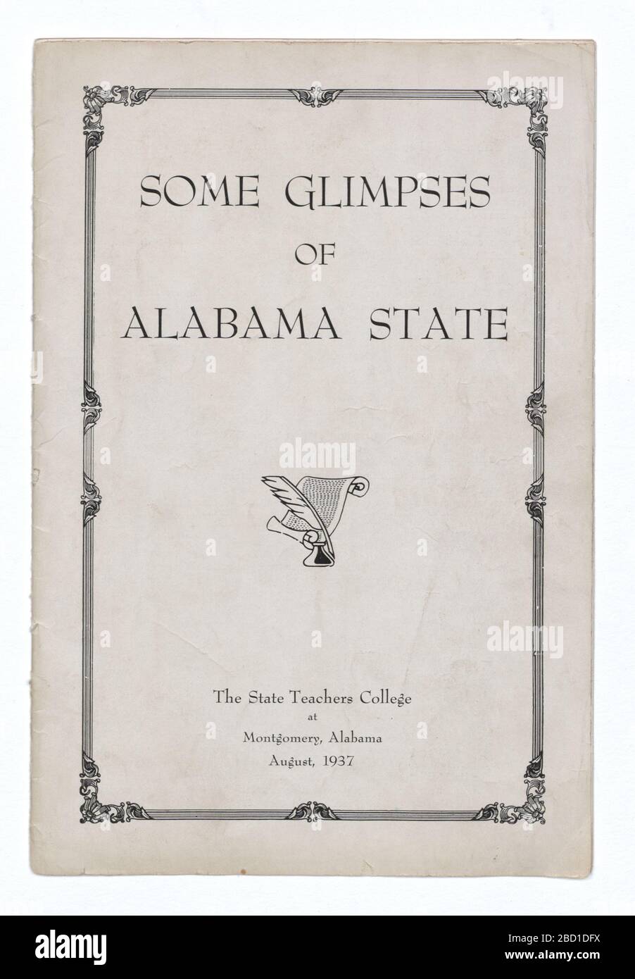 Einige Einblicke in den Staat Alabama. Das Jahrbuch für die Klasse des Staates Alabama von 1937. Das Jahrbuch besteht aus schwarzer Tinte auf weißem Papier und ist mit Schwarz-Weiß-Fotografien gefüllt. Das Jahrbuch hat fünfzehn Seiten.transkribiert von digitalen Freiwilligen 2010.54.6 Stockfoto