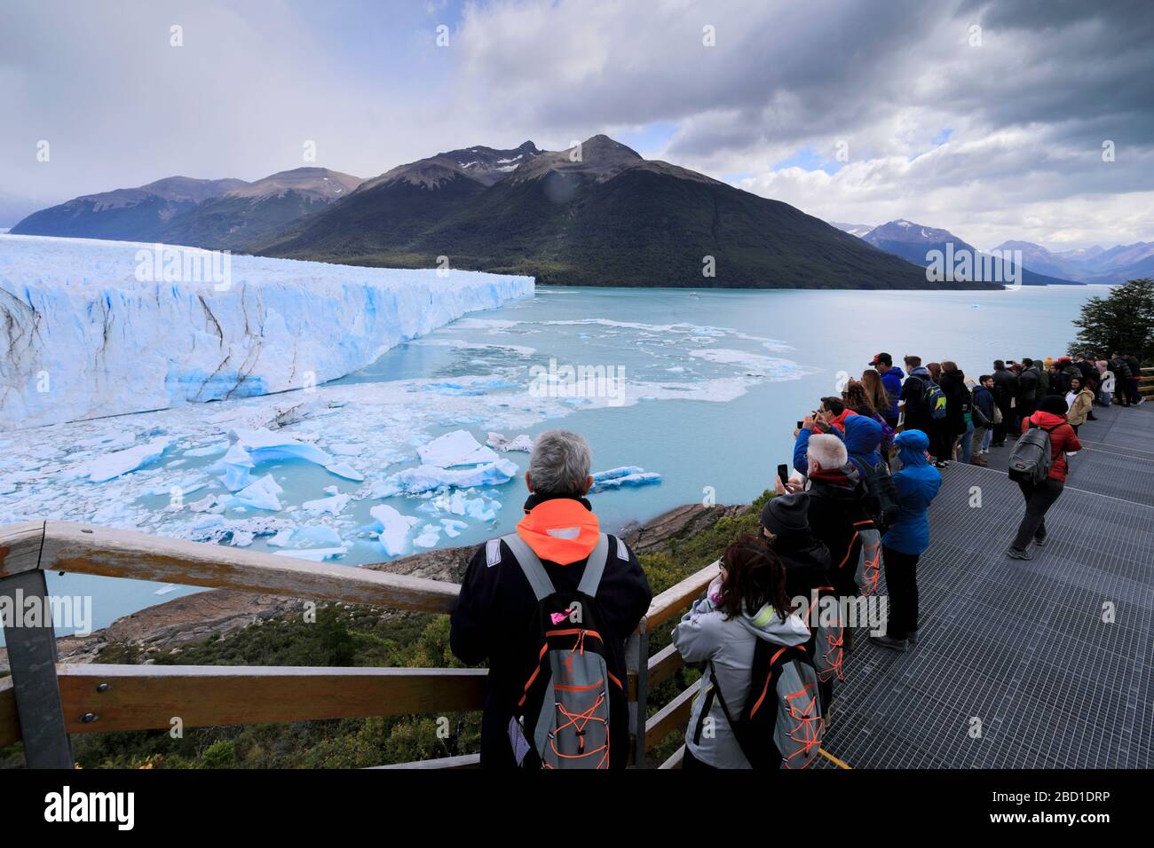 Touristen am Perito Moreno Glacier, Los Glaciares National Park, Provinz Santa Cruz, Argentinien Stockfoto