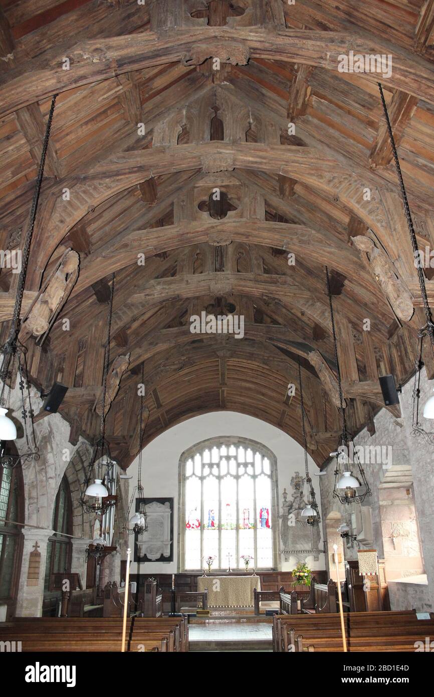 ST Mary's Church Cilcain Wales - Dach mit abwechselnd bogenbespriebtem und Hammerbalkentrusse - ein denkmalgeschütztes Gebäude Stockfoto
